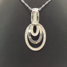 Colgante ovalado en oro blanco con diamantes