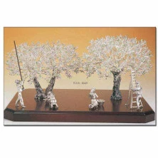 Dos olivos árbol plateado con aceituneras y vareador decoración 45x25