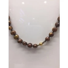 Collar perlas marrones
