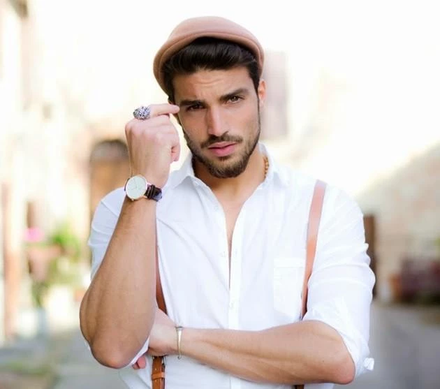 Mariano di Vaio luciendo un reloj de Daniel Wellington con correa de cuero