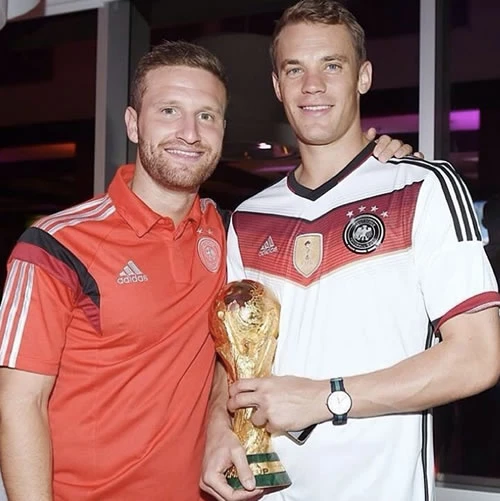 Peter Neuer, el portero de la selección alemana de fútbol viste un reloj Daniel Wellington la celebración del mundial